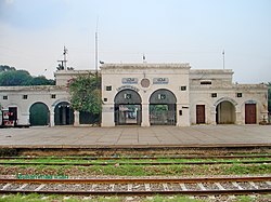 Farooqabad Stasiun Kereta api yang dibangun pada masa Pemerintahan Inggris di sekitar abad kesembilan belas.