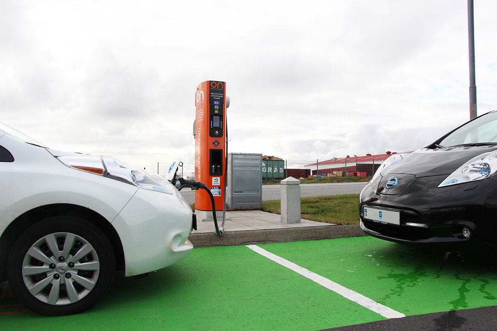 File:Fast-Charging Station at Selfoss in south Iceland.jpg - Wikimedia