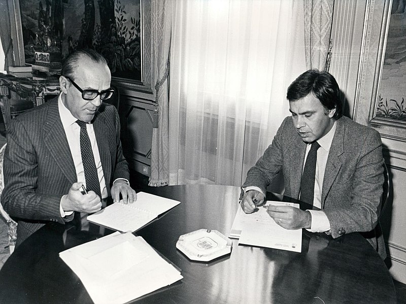 File:Felipe González durante el traspaso de poderes del presidente de Gobierno en funciones en el Palacio de la Moncloa.jpg