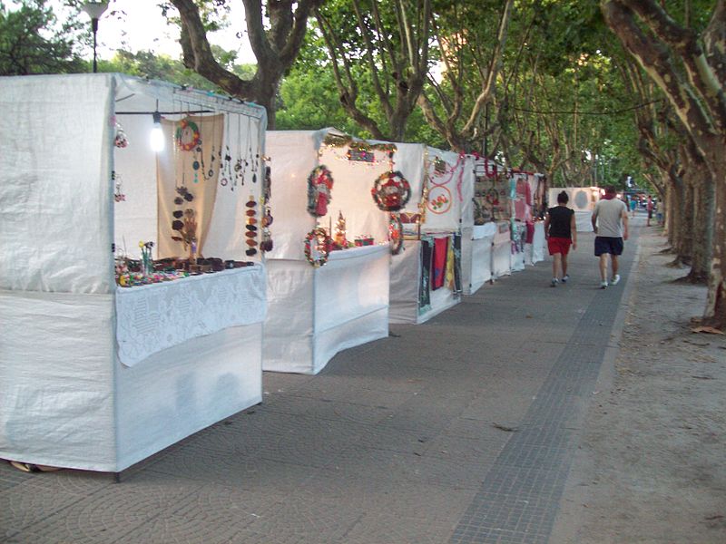 File:Feria hippie de Florencio Varela.JPG