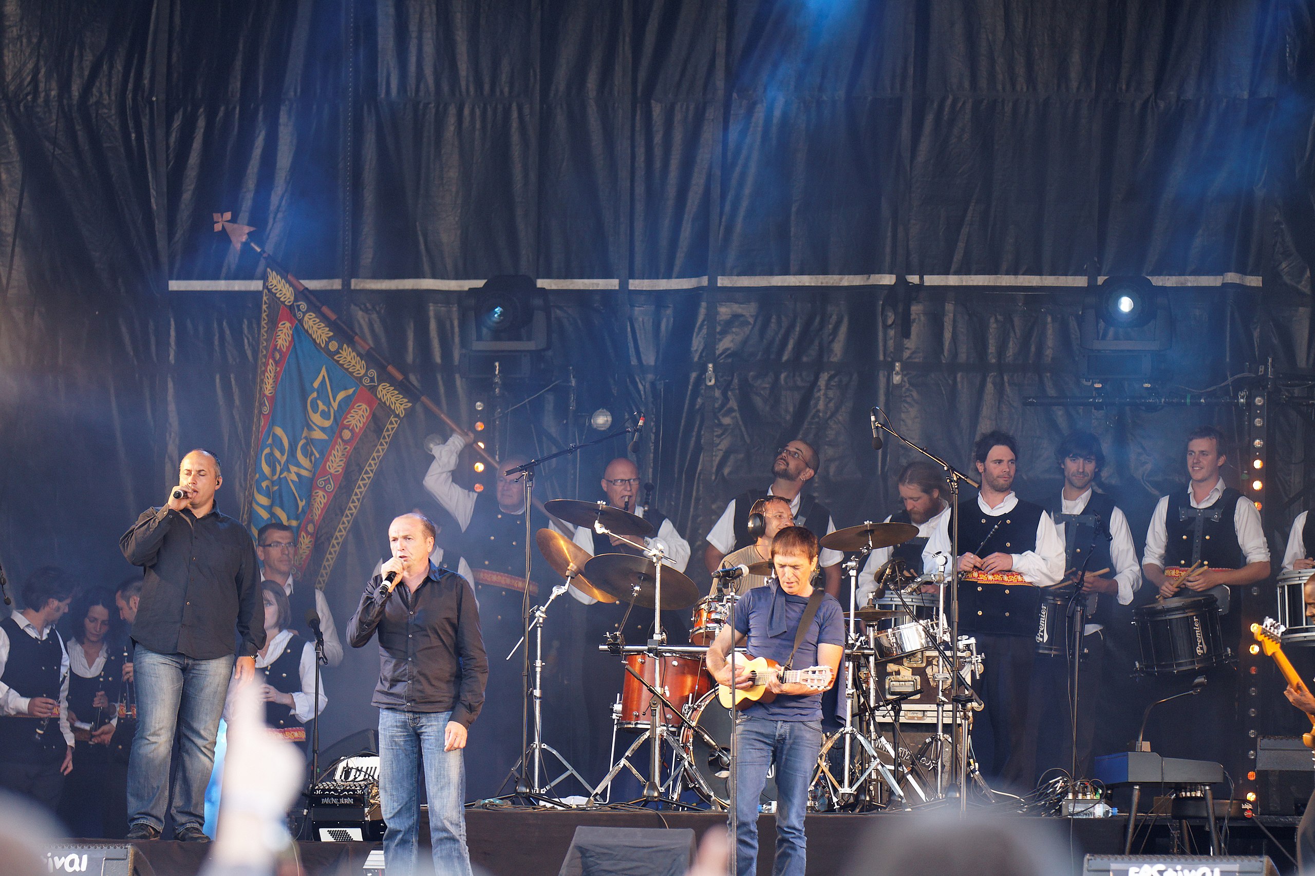 Fichier:Festival du bout du Monde 2011 - I Muvrini et le Bagad de  Plomodiern en concert le 6 août- 029.jpg — Wikipédia