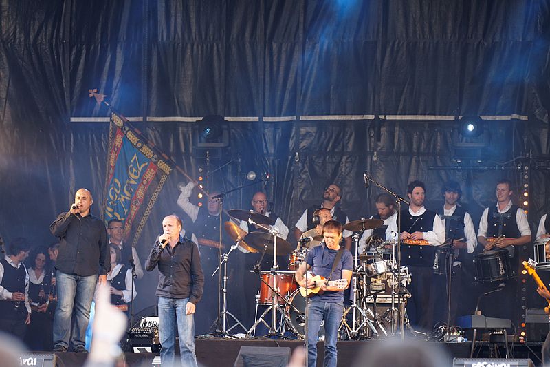 File:Festival du bout du Monde 2011 - I Muvrini et le Bagad de Plomodiern en concert le 6 août- 029.jpg