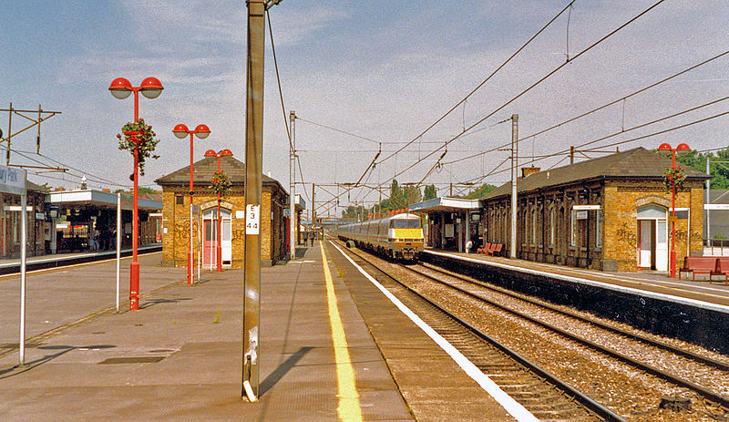 File:Finsbury Park Station, 1993 geograph-3880293-by-Ben-Brooksbank.jpg