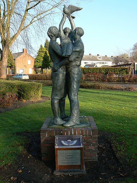 File:Finsterwolde Monument.JPG