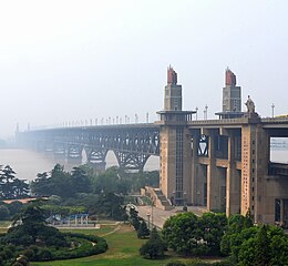 Veduta del ponte di Nanchino. Inaugurato nel 1968, è stato il secondo ponte ad attraversare il Fiume Azzurro dopo il ponte di Wuhan