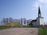 Fil:Flistads kyrka och Kung Ranes hög, den 4 maj 2006. Bild 1.JPG