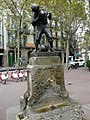 Català: Font del Noi dels càntirs. Pl. Urquinaona (Barcelona). Escultor: Josep Campeny i Santamaria, signada. Material: bronze sobre base de pedra de Montjuïc. 1912, restaurada 2009. This is a photo of public art indexed in the cataloge Art Públic of Barcelona (Spain) under the code number 2811-1 (prefixed with territorial id: 08019/2811-1) Object location 41° 23′ 21.05″ N, 2° 10′ 22.66″ E  View all coordinates using: OpenStreetMap