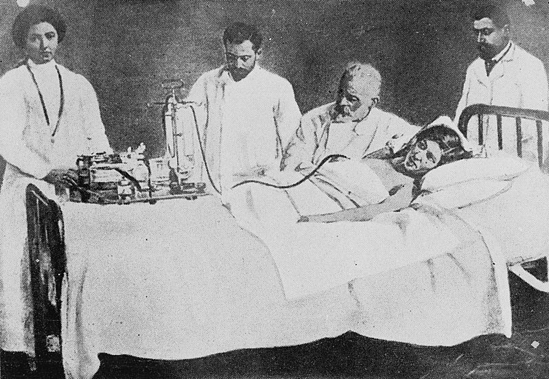 File:Forlanini administering artificial pneumothorax Wellcome M0016898.jpg