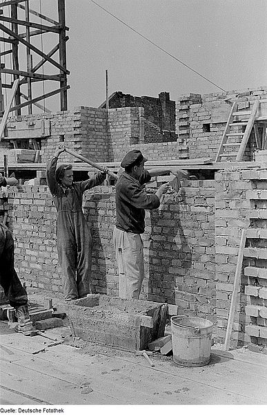 File:Fotothek df roe-neg 0006285 030 Maurer bei der Arbeit auf der Baustelle Straße d.jpg