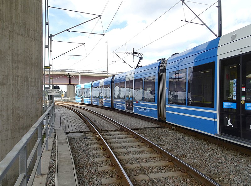 File:Gamla Lidingöbron och Lidingöbanan, maj 2021.jpg