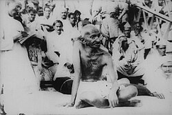 מהטמה גנדי מבקר בביהר לאחר רעש האדמה