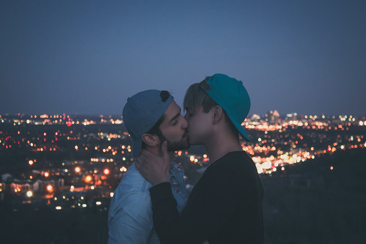 парень с парнем гей поцелуй фото 45