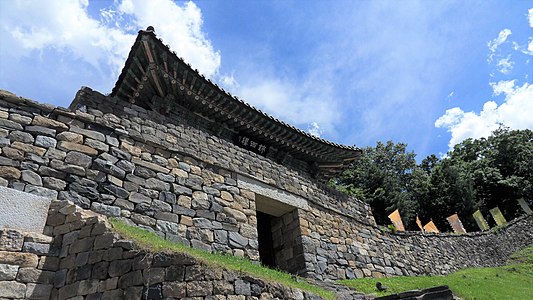 한국어: 공산성의 서문인 금서루