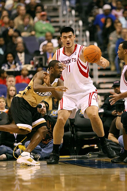 Yao playing against Gilbert Arenas