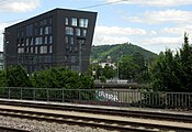 Gleisanlagen südlich des Freiburger Hauptbahnhofs mit Schnewlin 12, Uni-Turm und Martinstor vor dem Schlossberg (von links nach rechts)