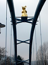 „Златниот стаорец“ на пешачки мост на реката Везер во Хамелн
