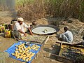 পাকিস্তানে আখের খামারের কাছে ছোট পরিসরে জাগেরি (গুড়) তৈরি হচ্ছে