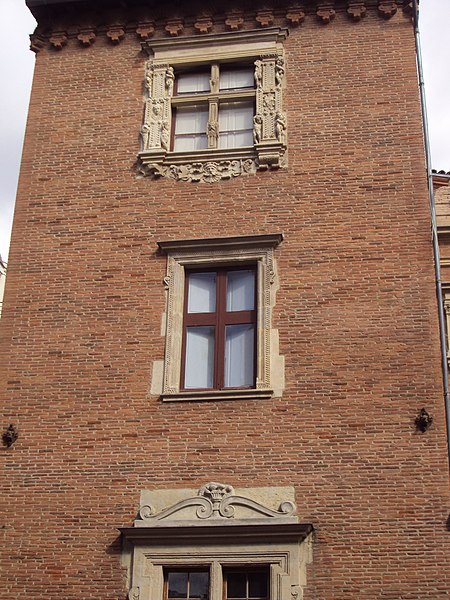 File:Hôtel de Lasbordes ou du Vieux Raisin détail, Toulouse.jpg