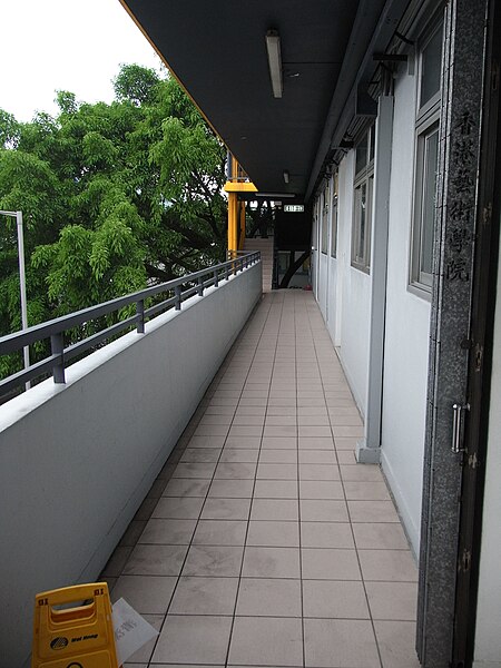 File:HK Shau Kei Wan Tam Kung Temple Road 香港藝術學院 Hong Kong Art School balcony corridor April-2012.JPG