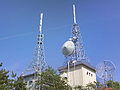 建設中の八戸デジタルテレビ放送中継所「NHK」（階上岳・大開平）　※07/08/01開始に向けて、作業員が調整してます。どれがアンテナなんだろう。右はATVのアナログ設備。