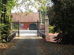 oprijlaantje met brug en poort