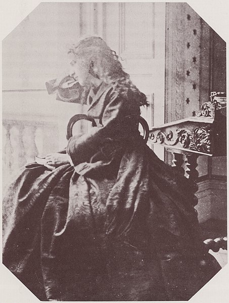 File:Hawarden, Clementina - Fräulein am Schreibtisch aus dem Fenster blickend (Zeno Fotografie).jpg