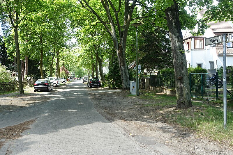 File:Helgaweg (Berlin-Konradshöhe).JPG