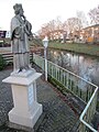 De Hase vanaf de fiets- en voetgangersbrug in Herzlake; op de brug een beeld van St. Johannes Nepomuk