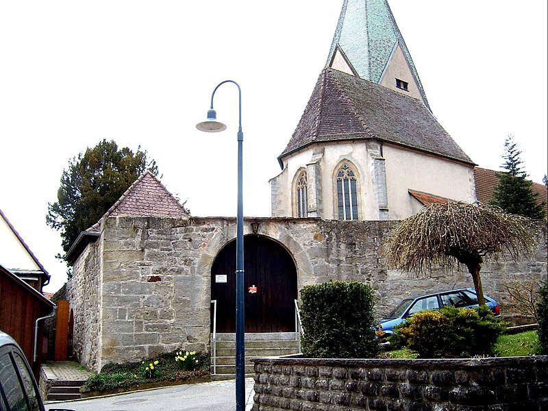 File:Hildrizhausen-Ansicht von Nordosten mit Kirche (Hochchor) über Kirchhofmauer und ehemaligem Kammertor-130408.jpg