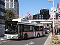 2012年の延長運転からは日本橋室町経由で運行される （2012年4月8日、後ろにメトロリンク日本橋が続いている）