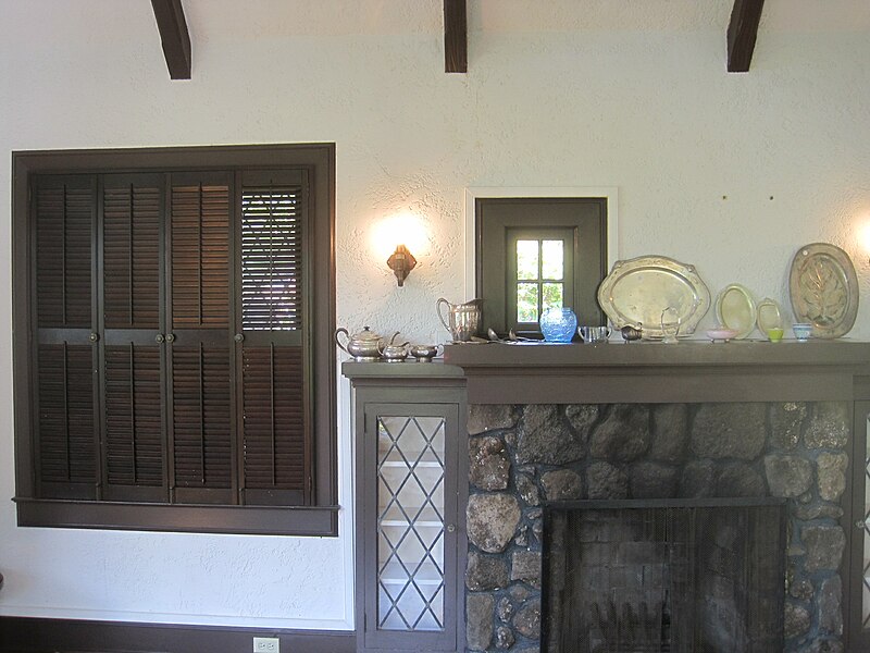 File:Honolulu-GeorgeDOakley-house-fireplace&chimneywindow.JPG