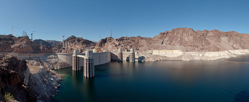 Une vue panoramique du barrage depuis l'Arizona montrant les tours d'entrée d'eau et l'entrée du déversoir du côté du Nevada.