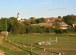 Pohled od železničního přejezdu