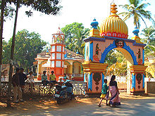 Farbenfroher Hindu-Tempel in Siolim im Norden Goas