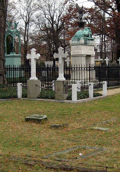 File:Invalidenfriedhof, Grabfeld C.jpg