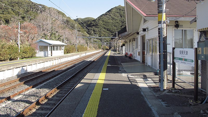 File:JREast-Sotobo-line-Awa-amatsu-station-platform-20140107-110556.jpg