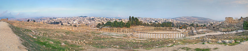 La cité antique de Gérasa avec la ville moderne en arrière-plan.