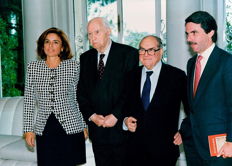 File:José María Aznar ofrece un almuerzo a dos académicos que han recibido el premio Príncipe de Asturias de Comunicación y Humanidades. Pool Moncloa. 17 de mayo de 1996.jpeg