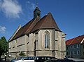 Justkirche with furnishings (including eight boxes with jewelry for the wedding of the dead on the north and south sides of the nave), cemetery enclosure, six tombs in the interior of the church, nine tombs in the churchyard and all the wrought-iron enclosures preserved in the churchyard as well as a war memorial for those who fell in the First World War