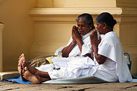 נשים מתפללות בסמוך למקדש השן