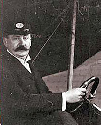 Karl Jatho 1907-1908 am Steuer seines Zweiflaechers.jpg