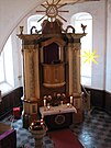 Kanzelaltar und Taufstein mit Adventskranz