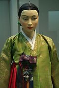 Hanbok royal coréen comportant plusieurs nœuds sans fin au Musée folklorique national de Corée.