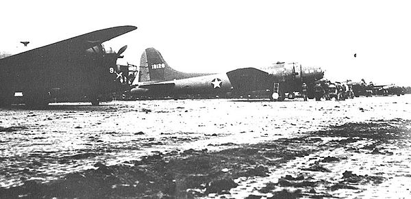 LB-30 and B-17E of the 36th Bombardment Squadron at Unmnak (Fort Glenn AAF), June 1942. The B-17E (41–9126) was lost on 28 August 1942