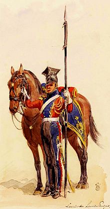 Un soldat en uniforme rouge, de trois-quarts, tenant une lance dans sa main gauche et les rênes de son cheval dans sa main droite.