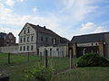 Residential house, two side buildings, barn, gate and courtyard paving as well as the front garden of a four-sided courtyard