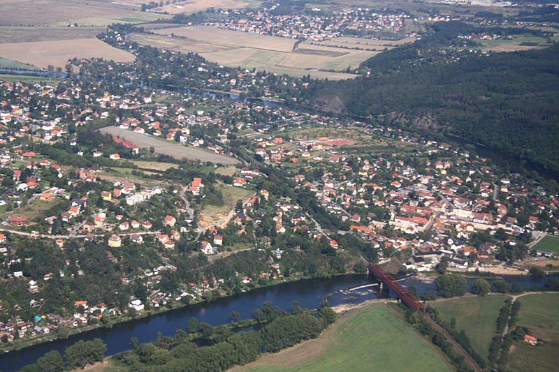 File:Letecký pohled na Černošice - panoramio.jpg