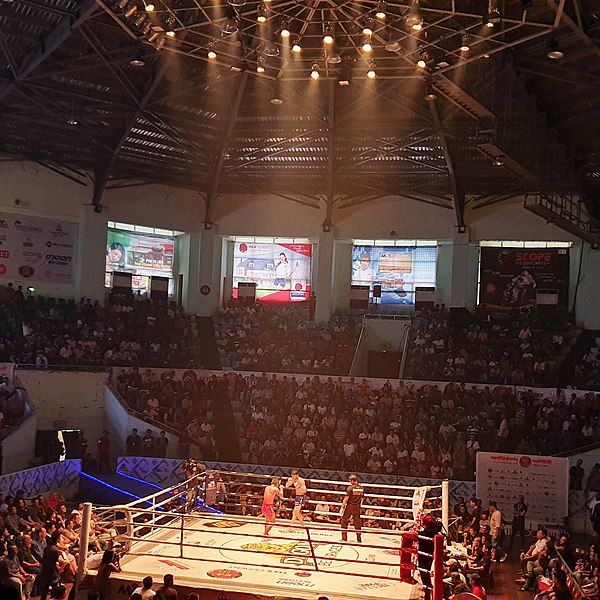 File:Lethwei fights in Thein phyu stadium.jpg