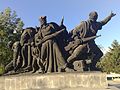 Monument ter ere van de "Bevrijders van Skopje" in het centrum van Skopje