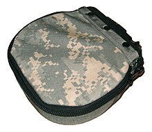 uma bolsa de lona no padrão de camuflagem universal com zíper e clipe de metal para montagem no M249.